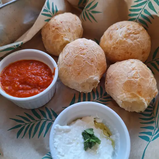 Pão de queijo z dipami